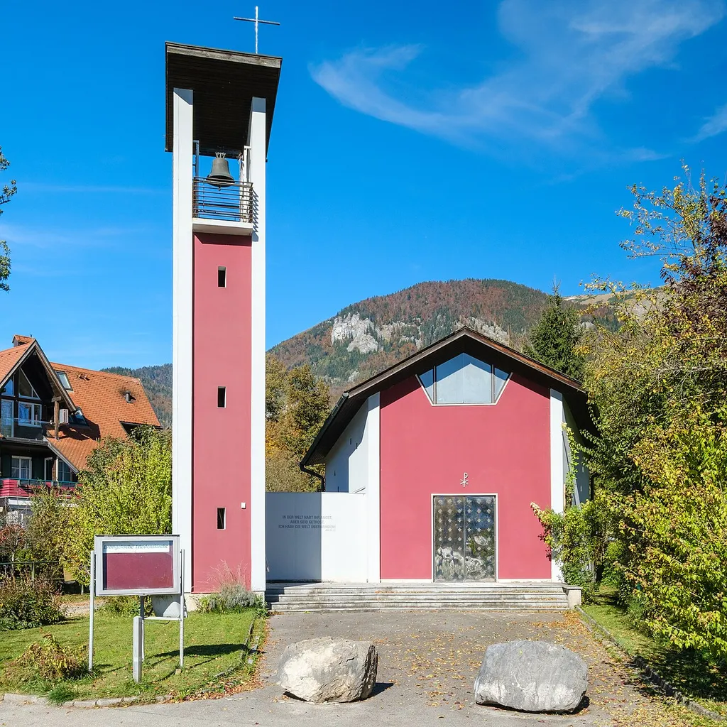 Die Evangelische Friedenskirche in St. Wolfgang im Herbst 2024.
