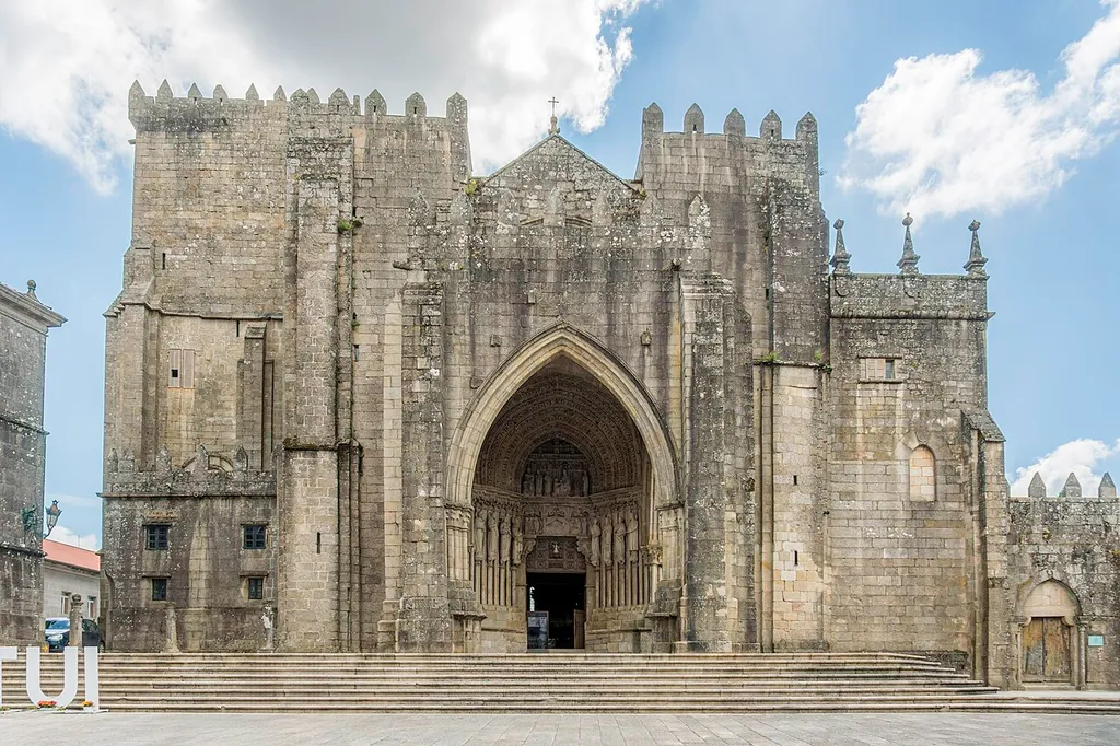 main façade of the Tui cathedral