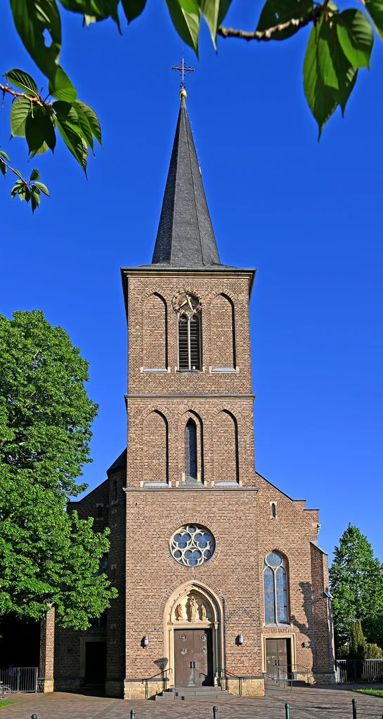 St. Martin (Stotzheim), Ostfassade mit Turm und Portalen
