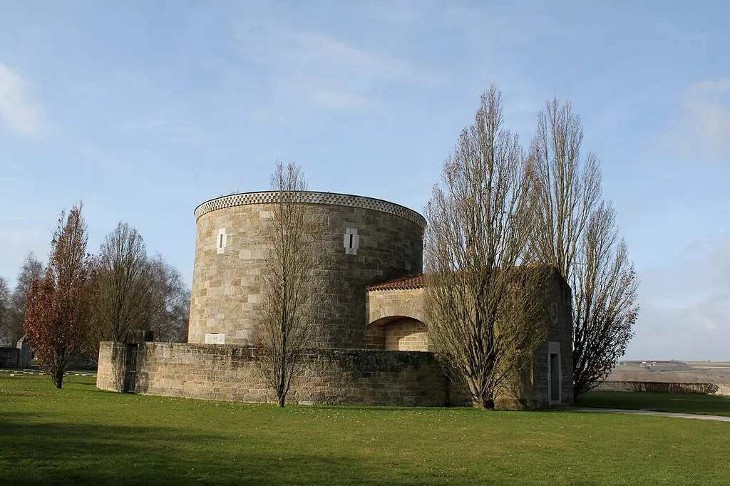 deutscher Soldatenfriedhof bei Bourdon, Frankreich, Nordostansicht des Hauptgebäudes, Architekt Paul Schmitthenner