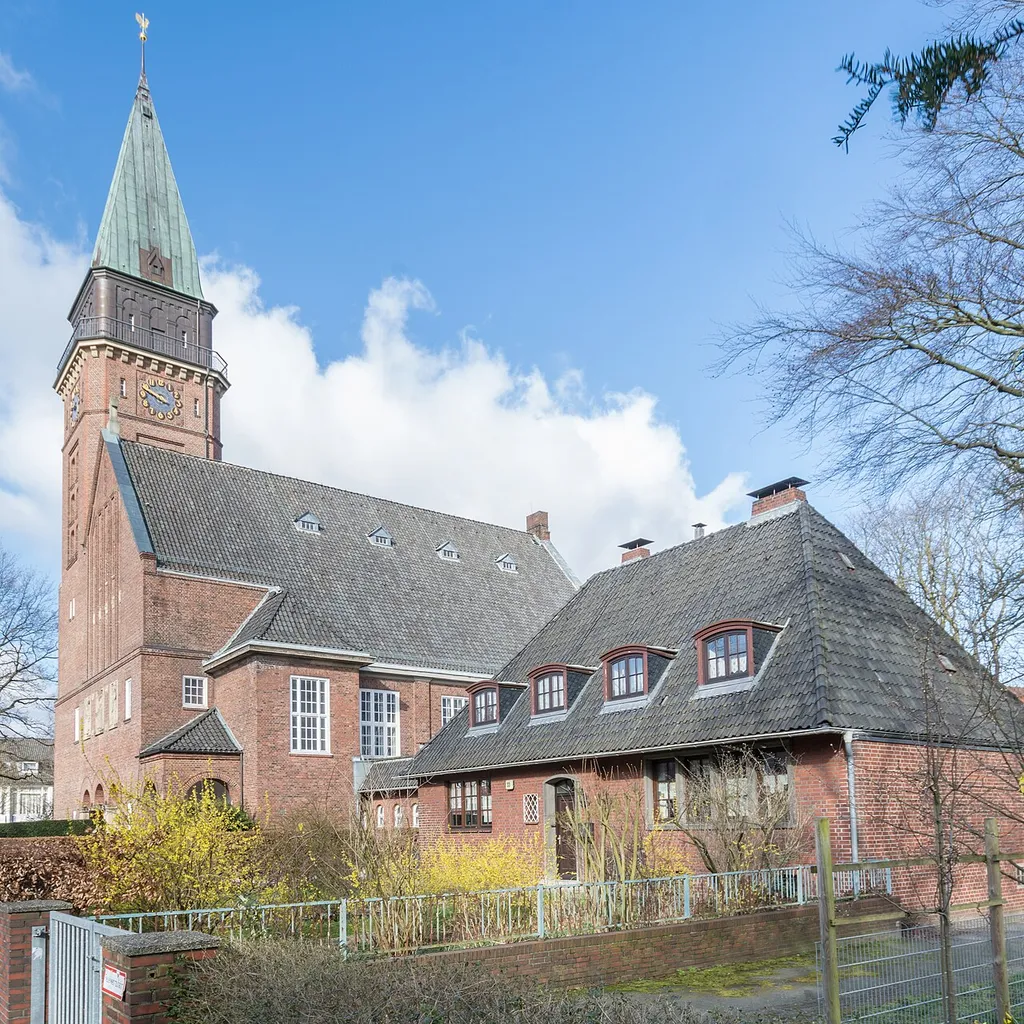 Versöhnungskirche in Hamburg-Eilbek, im Vordergrund das Pfarrhaus.