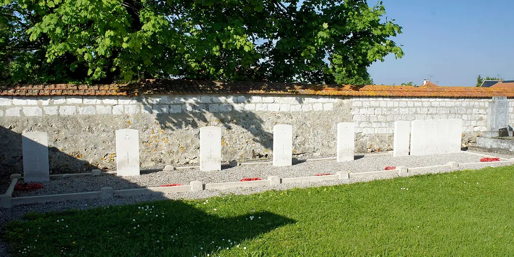 Lavannes war graves, dans le cimetière qui entoure l'église, les tombes d'aviateurs de la R.A.F.