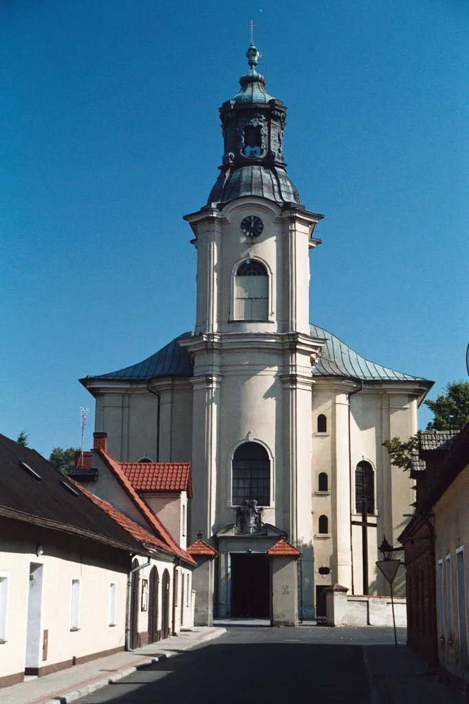 zespół kościoła parafialnego: kościół pw. św. Stanisława z lat 1742-1749 (wypis z księgi rejestru), cmentarz kościelny, plebania (dawne kolegium pijarów) z lat 1756-1762