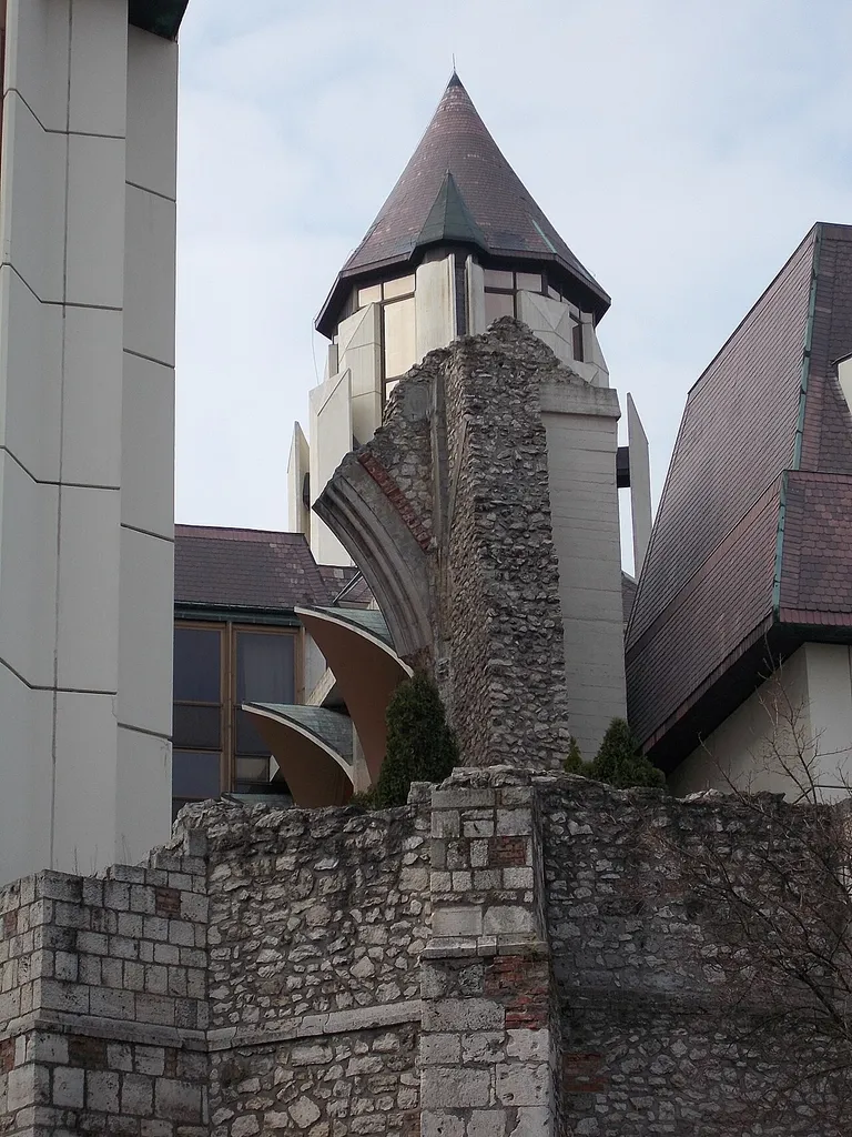 Középkori Templommaradvány (Dominikánus udvar)Domonkos kolostor és templomtorony maradványa. Műemlék azonosító:105. 13-15. sz., új épületbe foglalva. Budapest Hilton kelet felől. - Magyarország, Budapest, I. kerület, Budai Várnegyed, Hess András tér 2., Ibolya u. 2., Szentháromság tér 5.