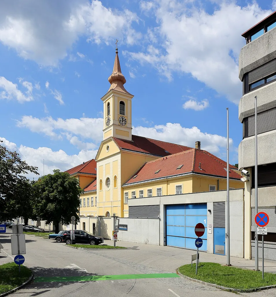 Männer-Strafvollzugsanstalt Stein mit ehemaliger Klosterkirche in Stein an der Donau, ein Stadtteil der niederösterreichischen Stadt Krems.Von 1839 bis 1843 erfolgte die Errichtung des Redemptoristinnenkloster in der Steiner Landstraße. Im Jahr 1848 wurde das Kloster aufgehoben und wird seit 1852 als Strafanstalt genutzt, wobei diese in mehreren Phasen ausgebaut wurde.