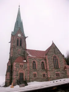 Kirche mit Kirchhof, Einfriedung und Kirchhofstor sowie Aufbahrungshalle Oberwiesenthaler Straße -
