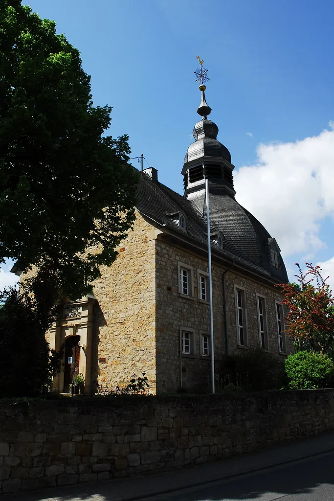 Evangelische Gustav-Adolf-Kirche in Gau-Algesheim, Kirchstraße 3, barockisierender Heimatstilsaalbau, 1926/27, Architekt Heinrich Walbe, Darmstadt