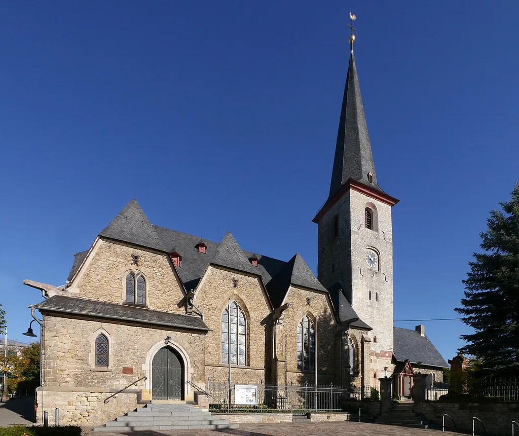 Katholische Kirche St. Martin; Turm im Unterbau romanisch, darüber 15. Jahrhundert; neugotisches Langhaus, Bruchstein, 1879–81; Seitenschiff und Chor 1899, Architekt Ludwig Becker, .