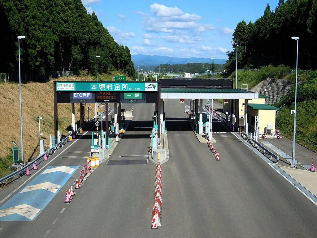 秋田県秋田市にある日本海東北道の秋田空港本線料金所を岩城インターチェンジ側から。