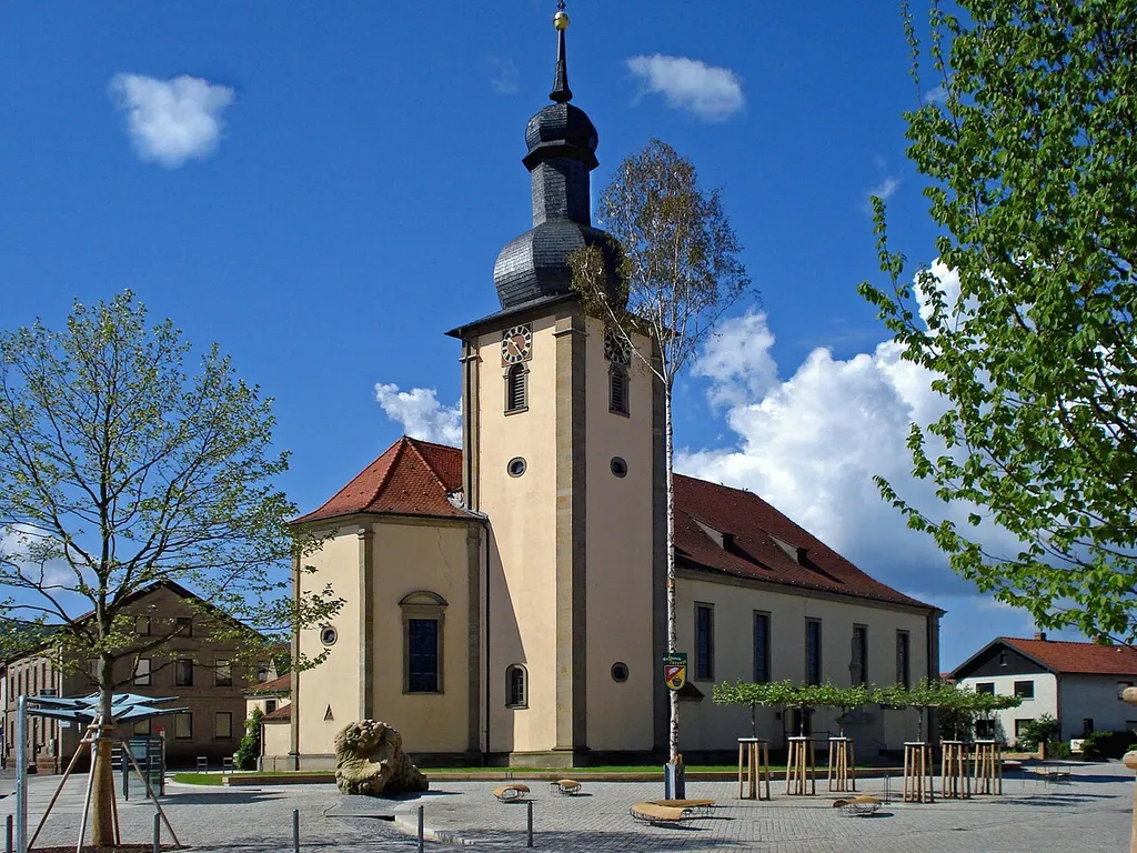 Kirchplatz in Sand am Main (Unterfranken)