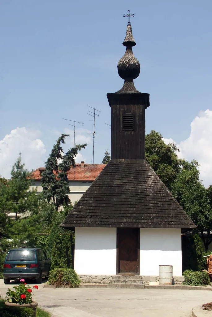 Biserica de lemn din Hodoş, adusă în curtea Mitropoliei Banatului din Timişoara.