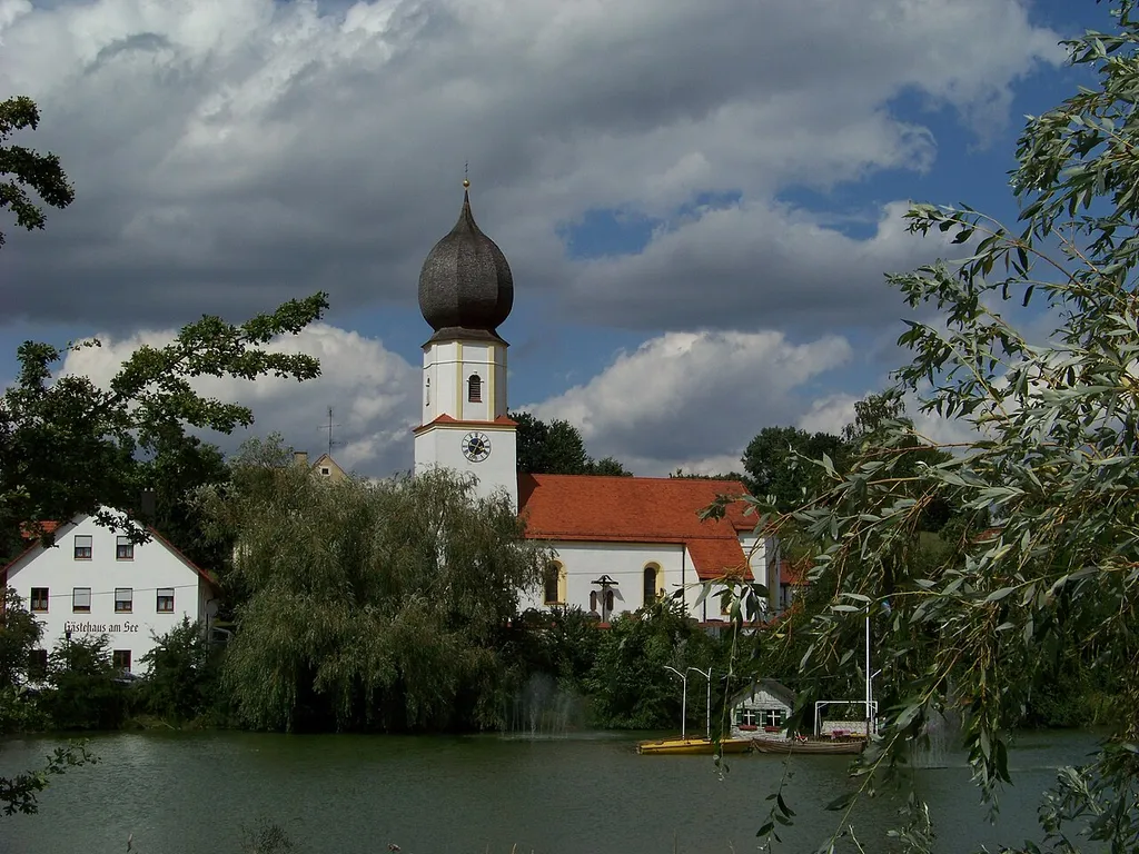 Herrngiersdorf, Semerskirchen, Am See 1. Katholische Pfarrkirche Mariä Himmelfahrt, Saalkirche mit Satteldach und eingezogenem, fünfseitig geschlossenem Chor, Westturm mit mächtiger Zwiebelhaube, Langhausmauern und Turmunterbau im Kern mittelalterlich, Chor spätgotisch, Ausbau der Kirche im 17./18. Jahrhundert; mit Ausstattung; Kirchhofmauer, 18./19. Jahrhundert.