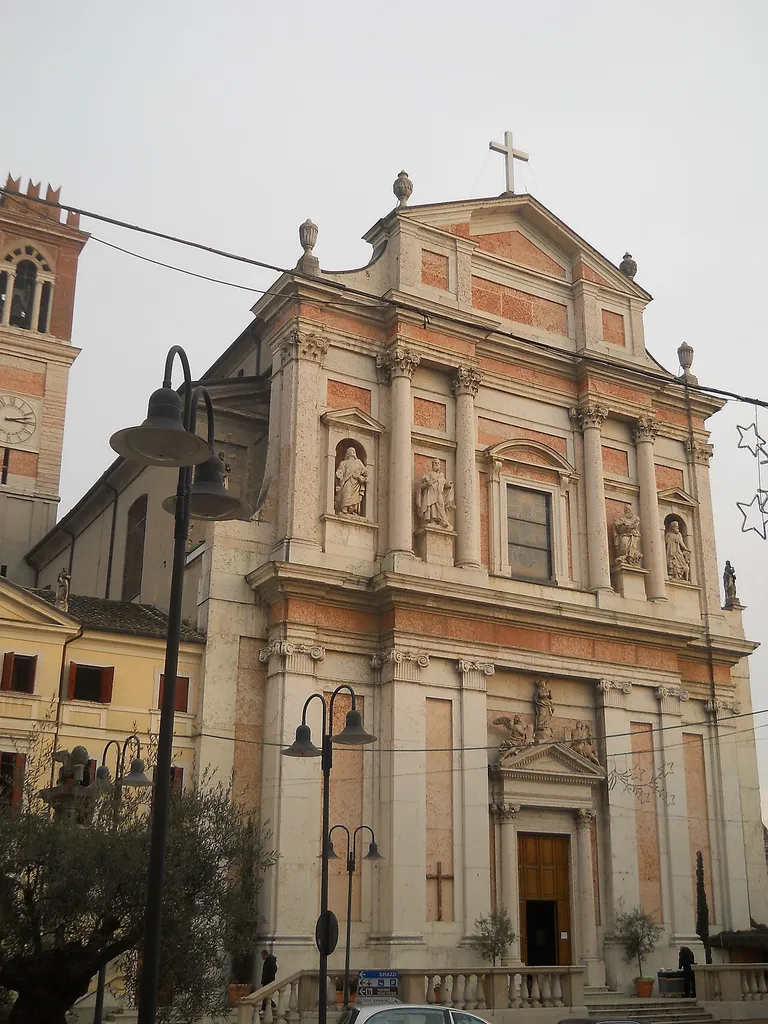 Facciata della chiesa parrocchiale di Caprino Veronese