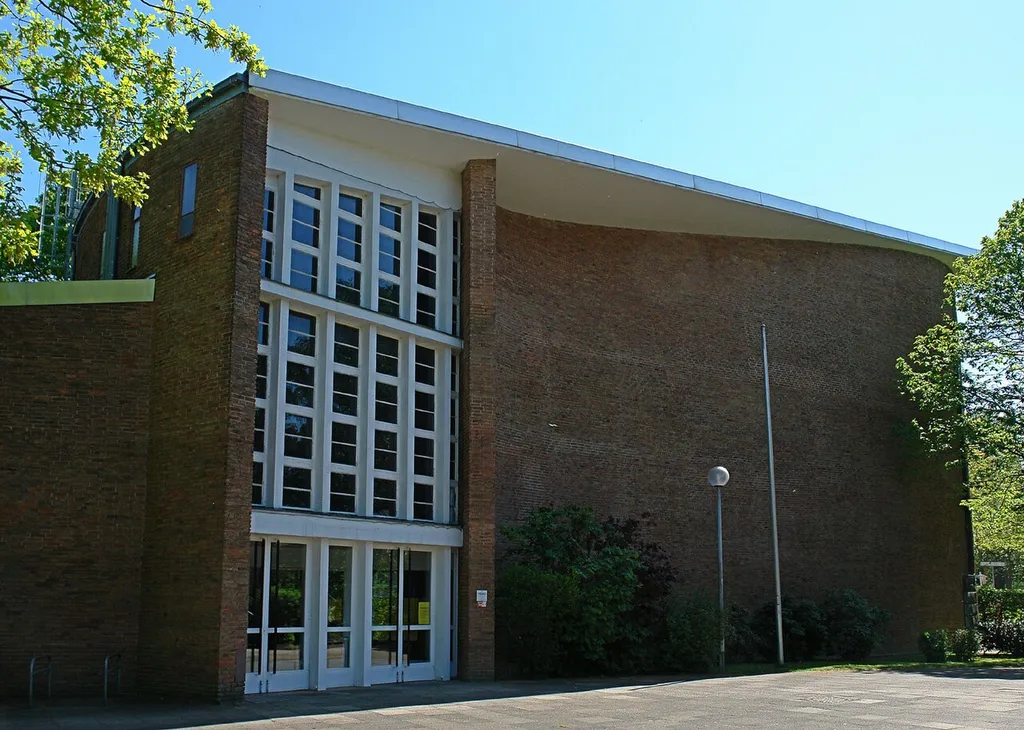 Kath. St.-Hedwig-Kirche der Pfarrgemeinde St. Raphael. Bremen, Kurt-Schumacher-Allee 62.