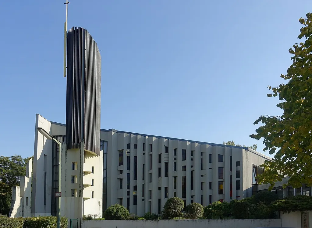 Vor dem Kirchengebäude erhebt sich ein Campanile.