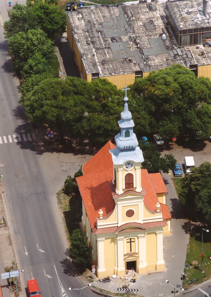 R.k. Szentháromság templom. Műemlék ID 2395 Copf stílusú, épült 1792-95 között, főhomlokzatán a bejárati tengelyt szegmensívű timpanonos diadalív koronázza, tornya a karzat fölött áll. Párnatagos toronysisakkal. Belsejében 4+1 csehsüvegboltozat, egységes copf berendezés. A stációkat és a Krisztus megkeresztelése képet Orlay Petrics Soma készítette. - Békés m., Békés, Széchenyi tér