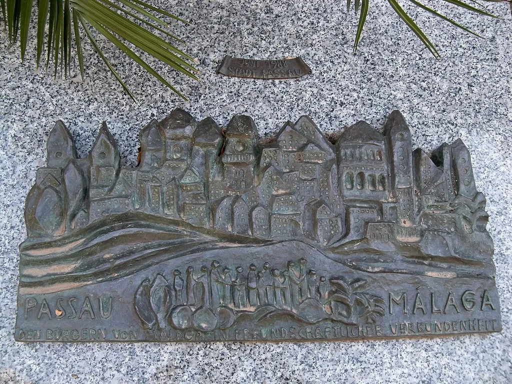 Monument to the twinning of the cities of Malaga and Passau