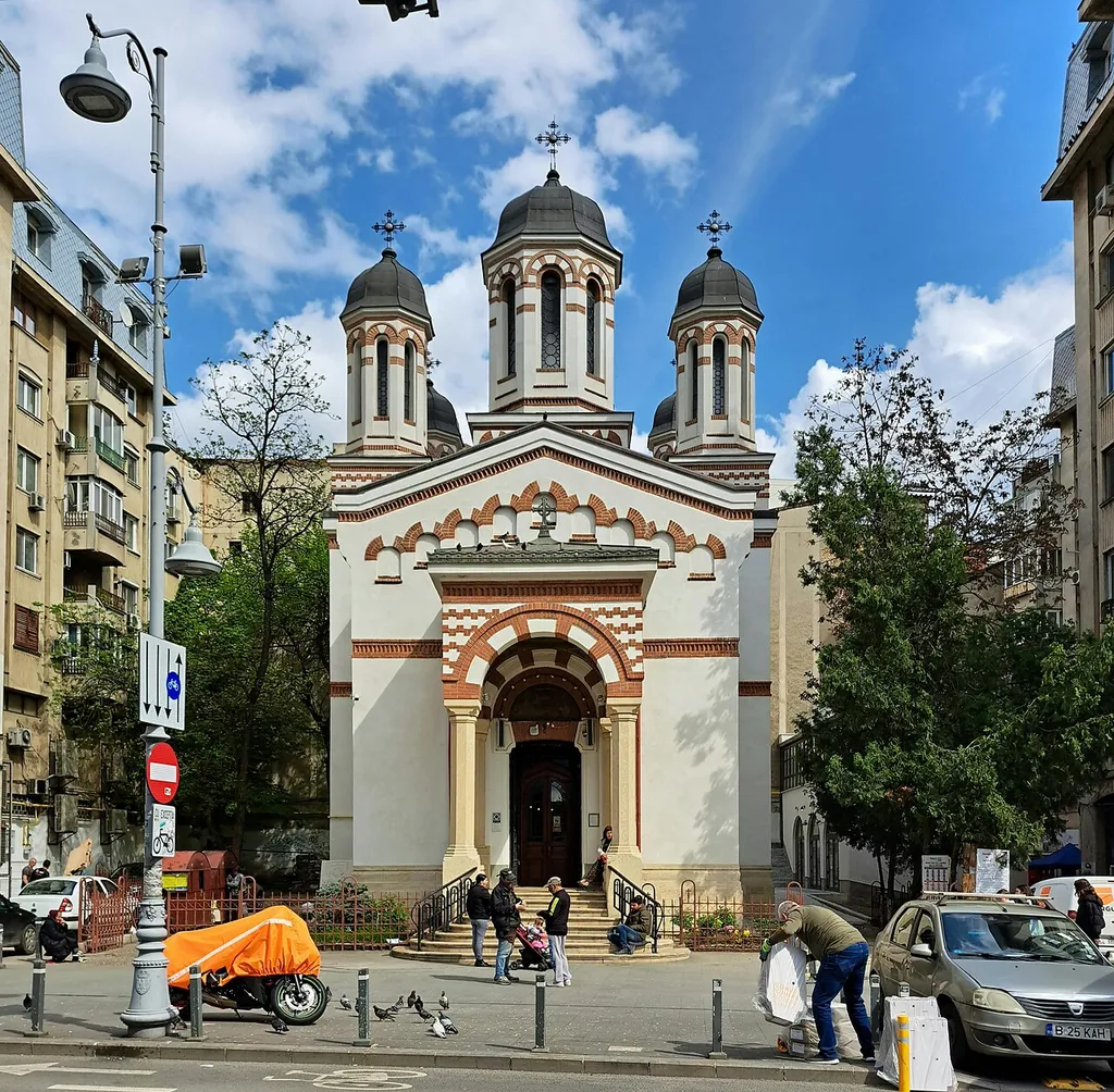 Bukarest ist die Hauptstadt Rumäniens. Sie ist mit etwas mehr als 1,8 Millionen Einwohnern und einer urbanen Agglomeration von 2,2 Millionen Einwohnern die siebtgrößte Stadt der Europäischen Union. Nachdem Bukarest 1659 Târgoviște als Landeshauptstadt des Fürstentums Walachei endgültig abgelöst hatte, wurde es zum politischen, wirtschaftlichen und kulturellen Mittelpunkt der Walachei und später Rumäniens. Die Stadt verfügt über mehrere Universitäten, verschiedene andere Hochschulen sowie zahlreiche Theater, Museen und weitere Kultureinrichtungen.