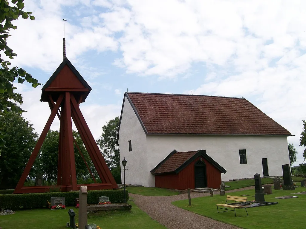 Valtorps kyrka med klockstapel.