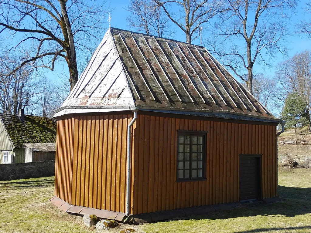Alsėdžiai churchyard chapel, Plungė District, Lithuania