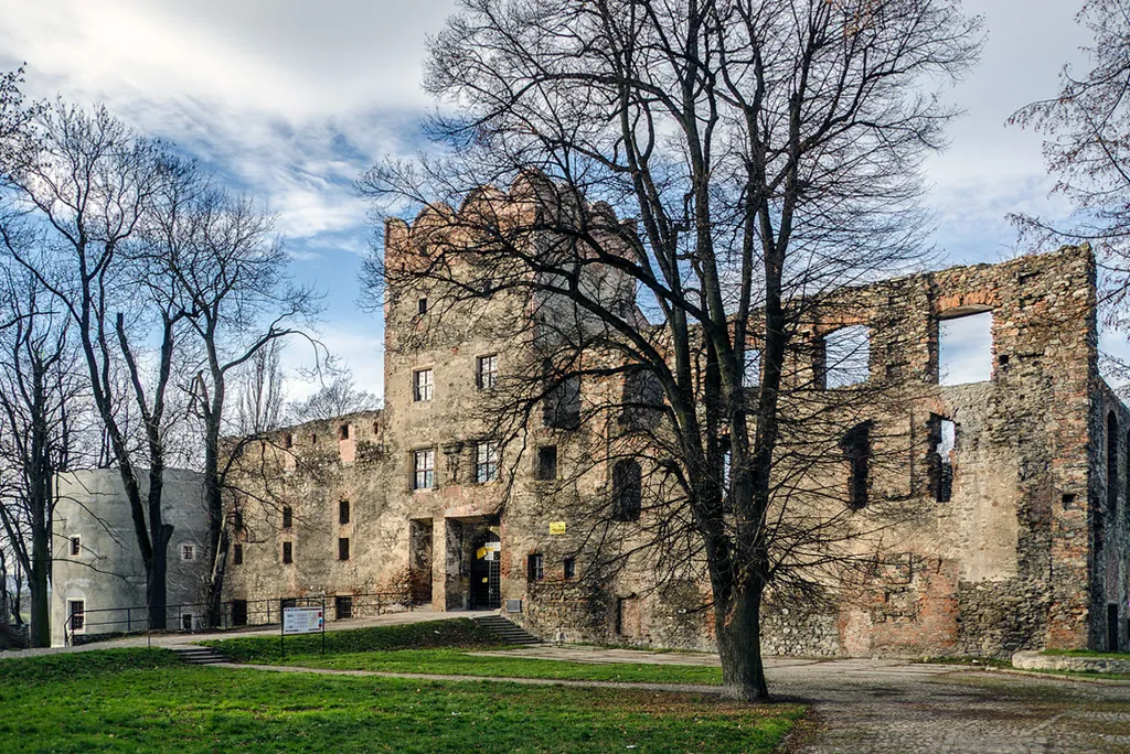 Zdjęcie wykonane po zakończeniu II etapu prac remontowych na ząbkowickim zamku, obejmujących zabezpieczenie korony murów skrzydła wschodniego i południowego oraz zabezpieczenie południowo-wschodniej bastei.