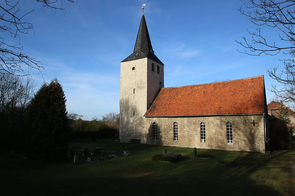 Blick auf die Dorfkirche in Huy-Neinstedt