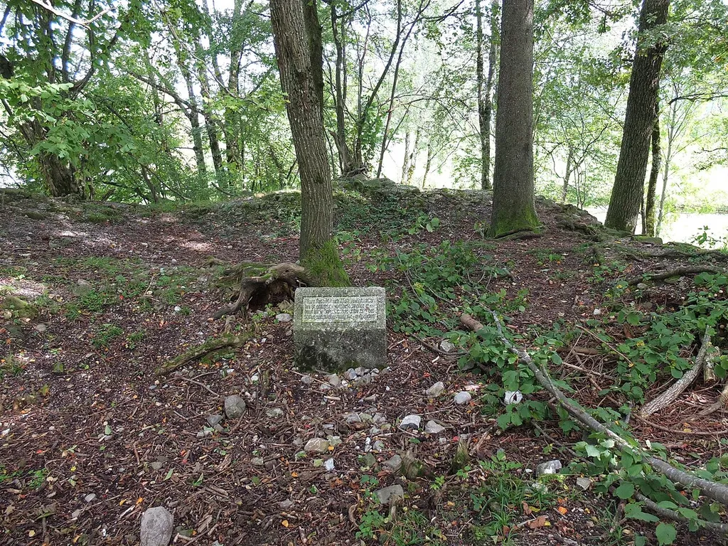 Burgstall Schreckenmanklitz mit Gedenkstein (Weiler-Simmerberg, Bayern, Deutschland)