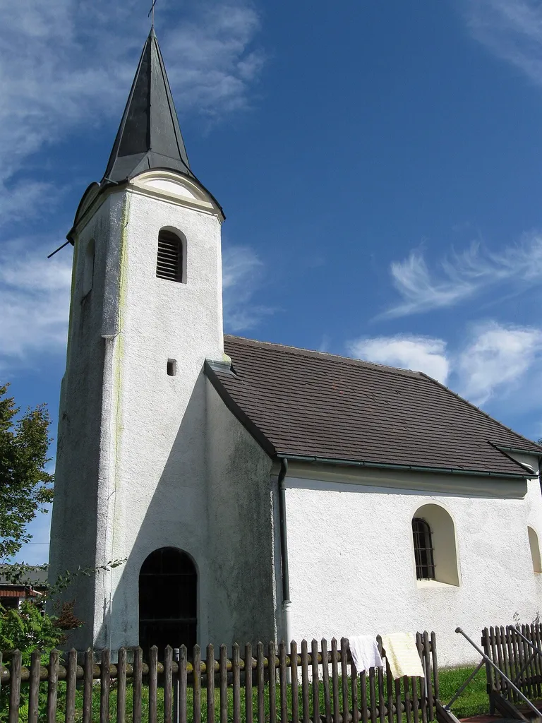 Kath. Filialkirche St. Andreas; romanischer Bau, im 18. Jh. barockisiert; mit Ausstattung. Lindach, Egmating