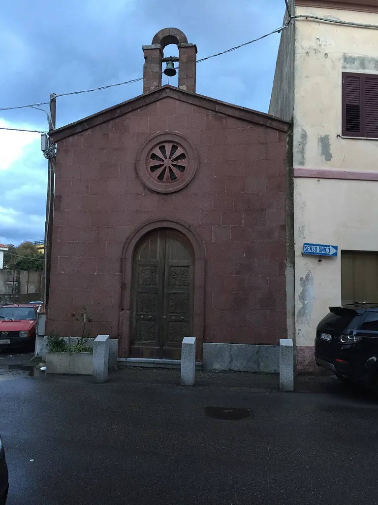 Facciata e ingresso della chiesa.