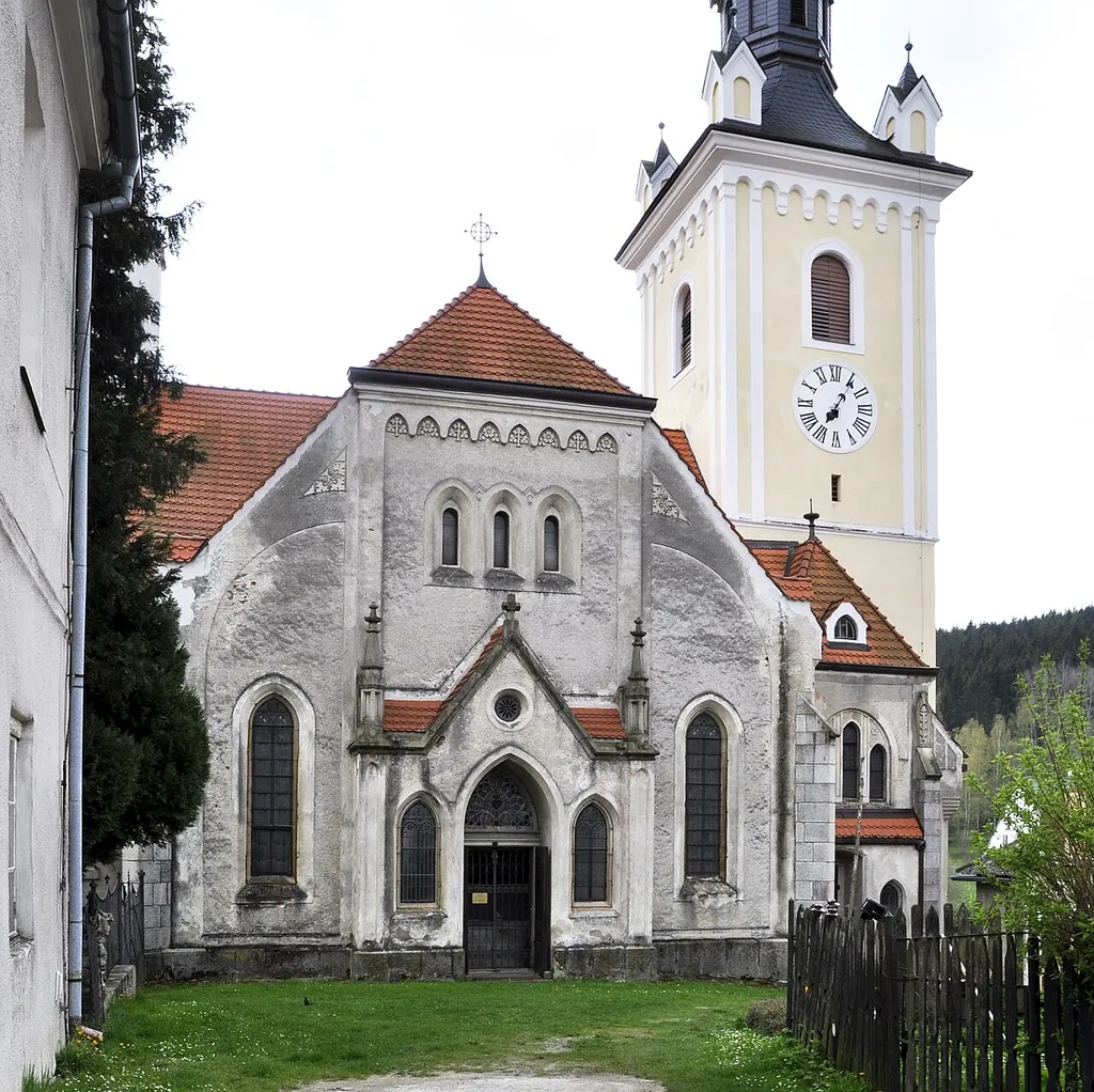 Pohled na severní přístavbu lodi.