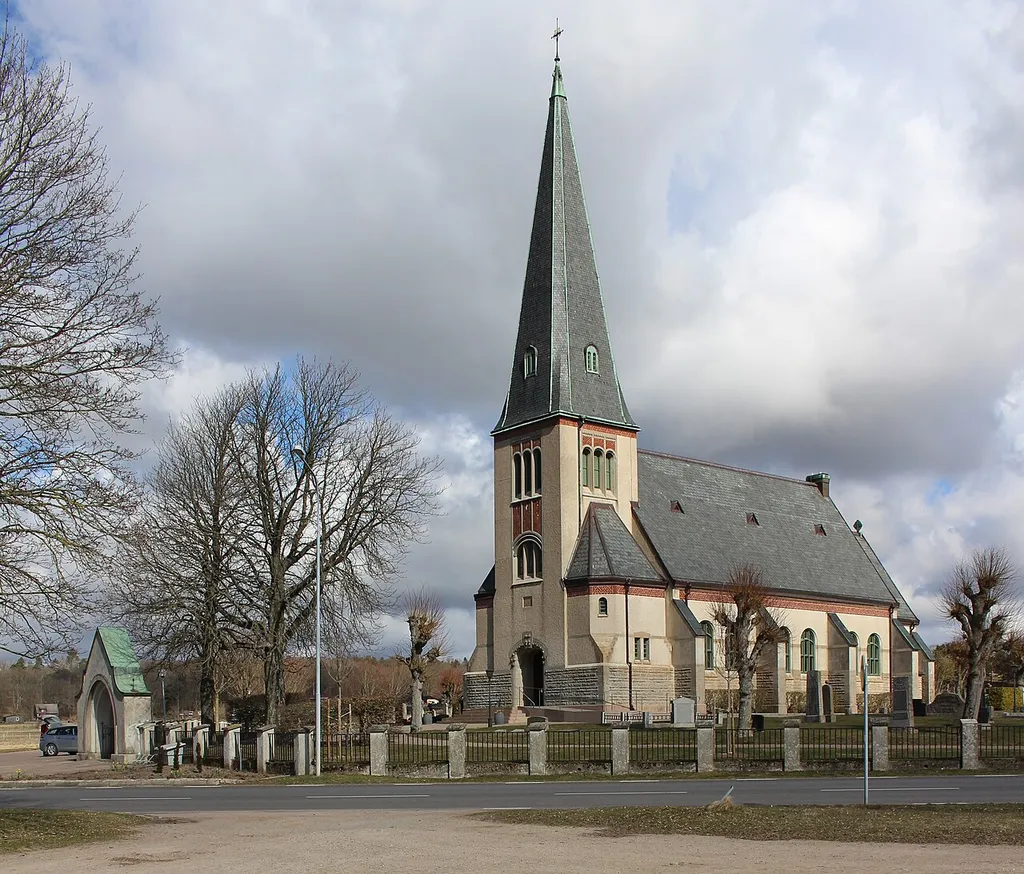 Tjärby kyrka med stiglucka från sydväst.