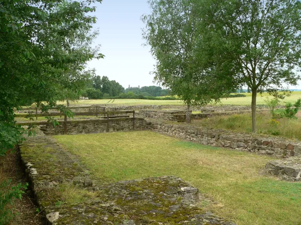 Grundmauern der Ruine Burg Arnsburg, Hessen, Deutschland. Im Hintergrund Burg Münzenberg