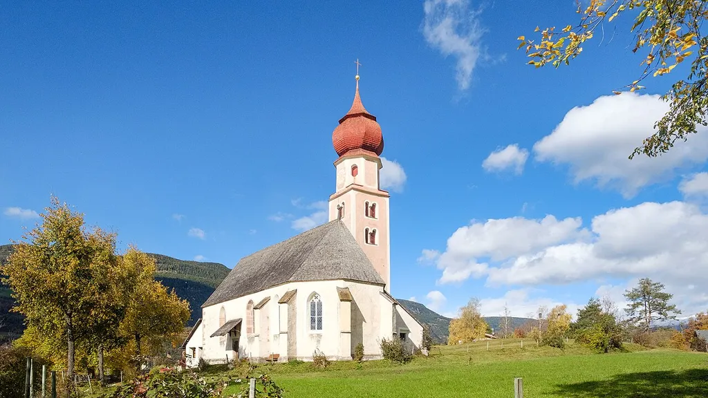 Kirche von St. Oswald (Fraktion von Kastelruth) im Herbst 2017.