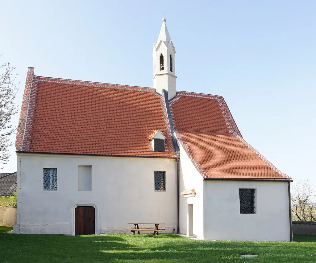 Kath. Filialkirche hl. Leonhard und Kirchhof