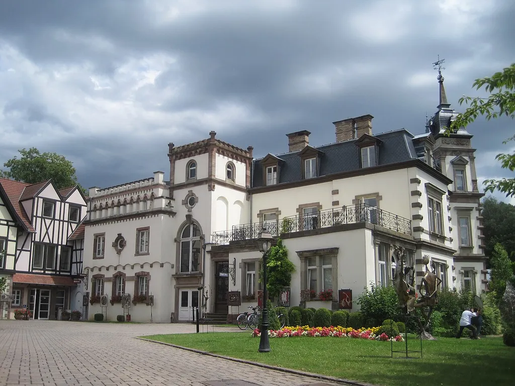 Das ehemalige Schloss Château de l’Île dient seit 1994 als Luxushotel. Von der 1891 im Neorenaissancestil errichteten Anlage (unter Verwendung von Elementen eines Vorgängerbaus aus dem 17. Jahrhundert) sind noch mehrere Gebäudeteile erhalten. Die Geschichte des Ostwalder Schlosses geht zurück bis ins Jahr 1226 und der Errichtung eines ersten Baus an dieser Stelle.