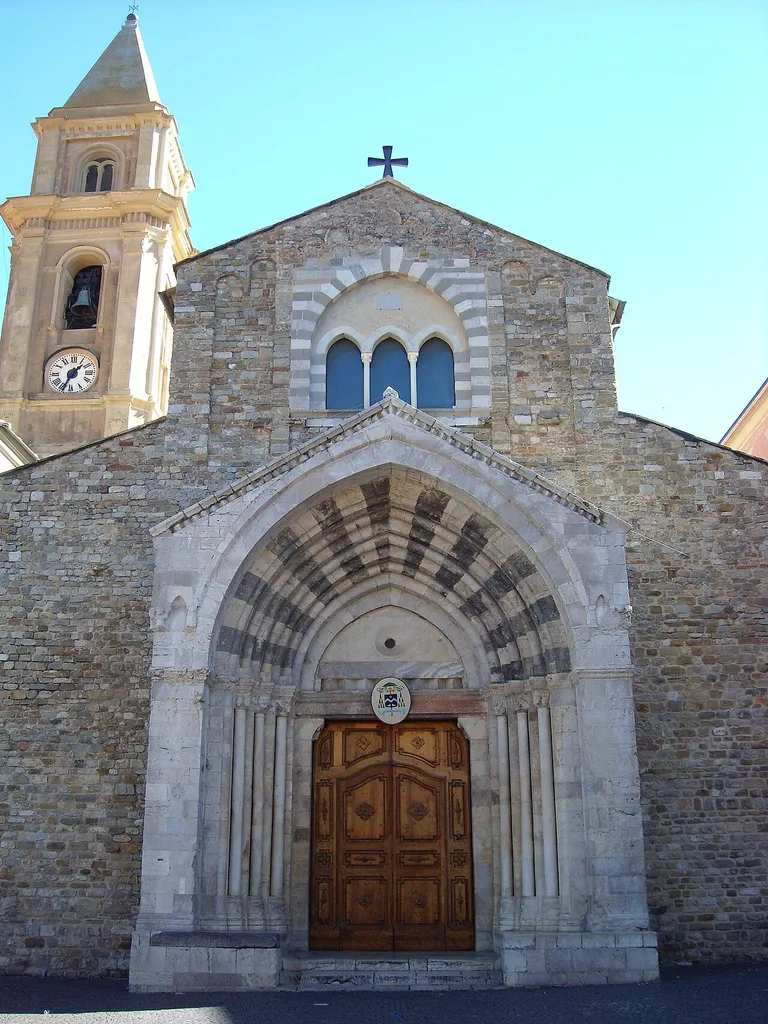 Il portale aggiunto alla facciata della cattedrale di Ventimiglia nel XIII secolo.