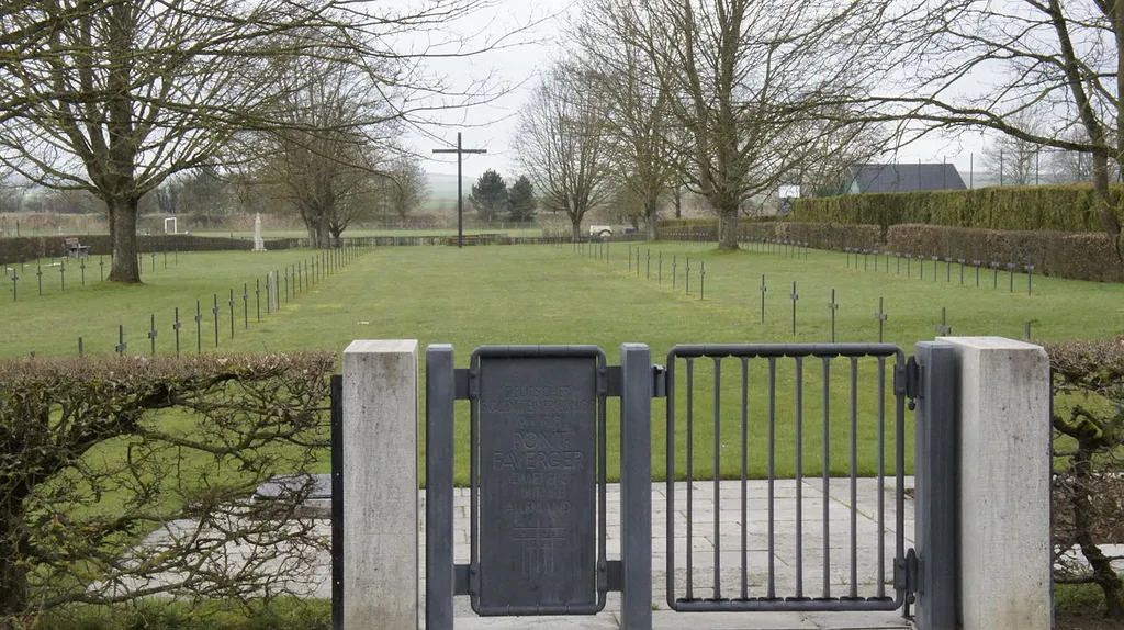 Cimetière militaire allemand de la Première Guerre mondiale, ici l'entrée .