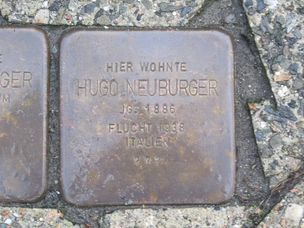 der Stolperstein für Hugo Neuburger vor dem Haus Hauptstraße 13 in Emmerstedt