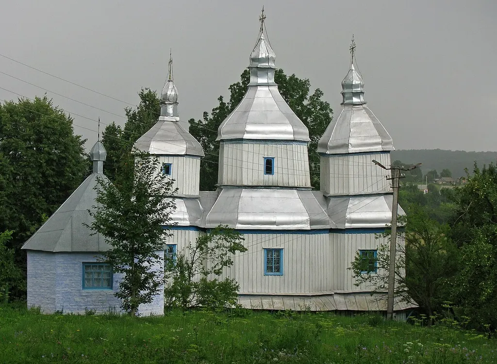 Михайлівська церква (дер.) на Ганщині мальовничо розташована на схилі пагорба над ставком.