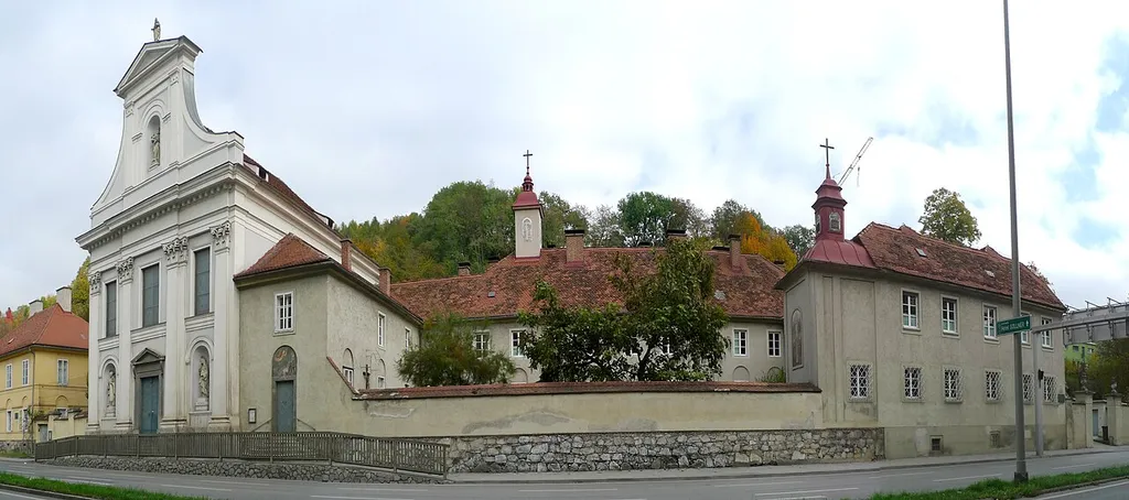 Karmelitinnenkloster mit Einfahrtstor, Ummauerung und Gruftkapelle