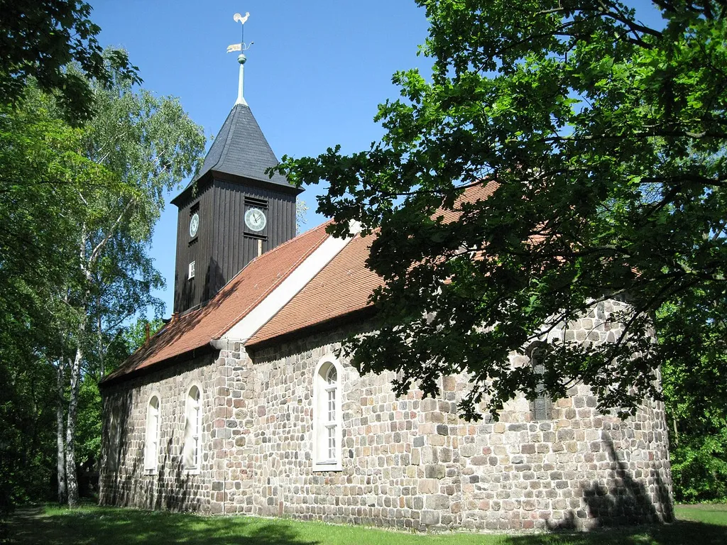 Dorfkirche Lankwitz, fotografiert von Südost, Kirchenschiff Chor und Apsis