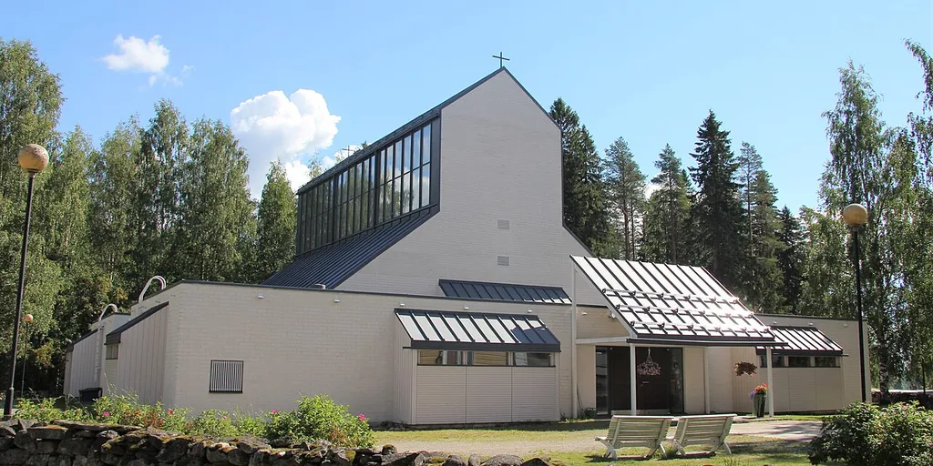 Rautavaaran toinen kirkko vuodelta 1982. Rautavaaran ensimmäinen kirkko oli rakennettu, C. Bassin piirrustusten mukaan 1825-1827, lopullisesti valmistui vasta 1864. Tuo kirkko paloi vuonna 1979. Sakari Aartelon ja Esa Piirosen suunnittelivat uuden, vuonna 1982 valmistuneen kirkon. Rautavaaran kirkko sijaitsee Rautavaaran kirkonkylässä osoitteessa Savontie 13 (Savontien ja Kirkkotien kulmaus), Rautavaara.