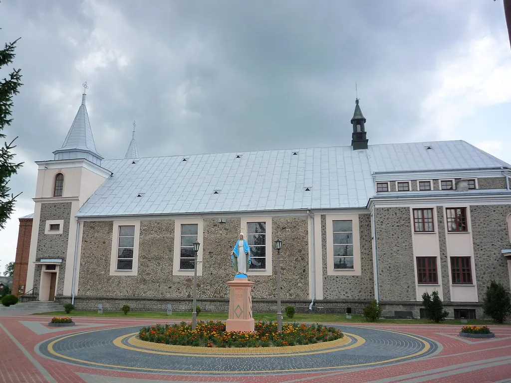 Kołaki Kościelne - the square and the parochial church