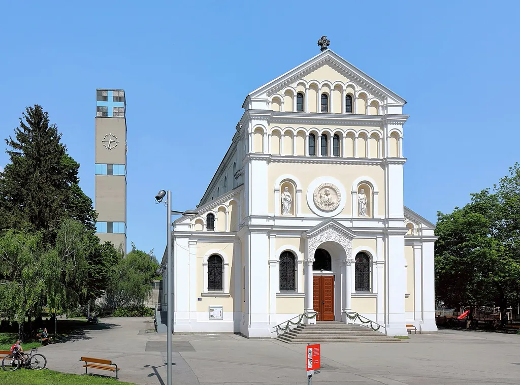 Die Pfarrkirche „Zum göttlichen Herzen Jesu" am Schüttauplatz in Kaisermühlen, ein Bezirksteil des 22. Wiener Gemeindebezirkes Donaustadt.Die dreischiffige Kirche im Stil einer römisch-frühchristlicher Basilika wurde von 1887 bis 1895 nach Entwürfen von Viktor Luntz erbaut und am 28. April 1895 geweiht. Der Glockenturm wurde 1966 nach Plänen von Erwin Plevan errichtet.