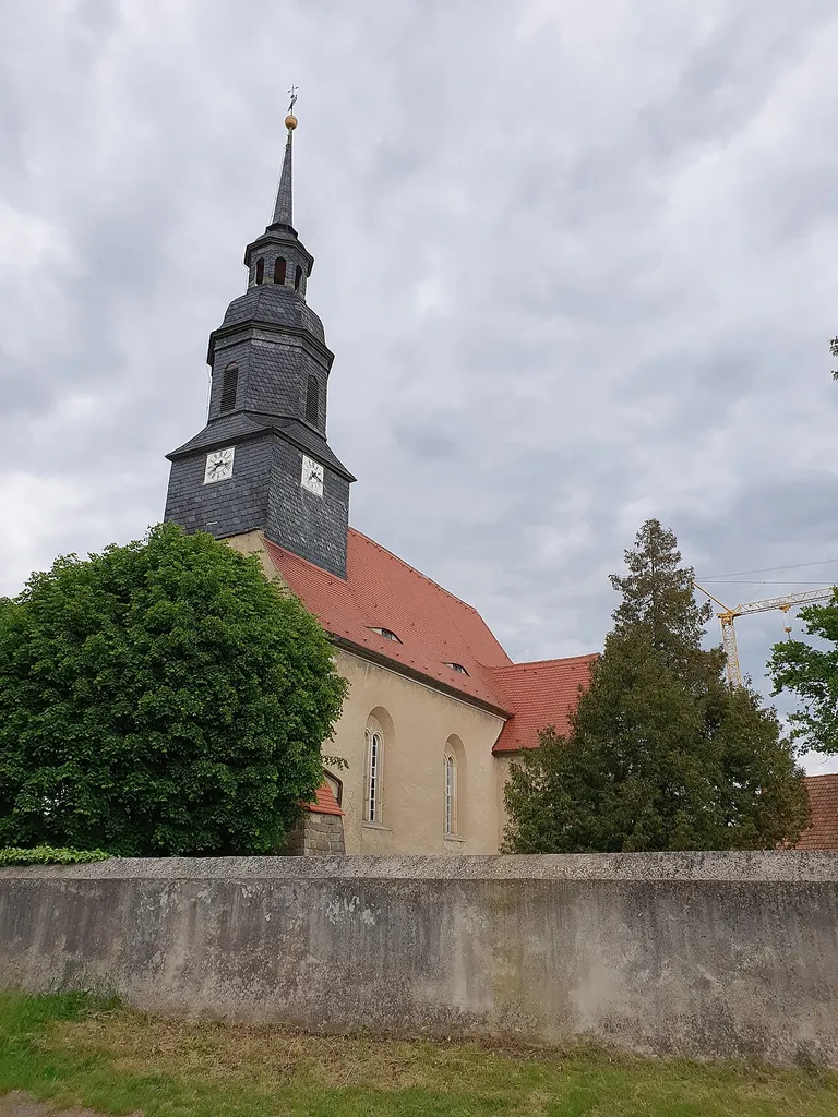 Kirche (mit Ausstattung), Kirchhof mit Einfriedung und Denkmal für die Gefallenen des 1. Weltkrieges Dorfstraße 23