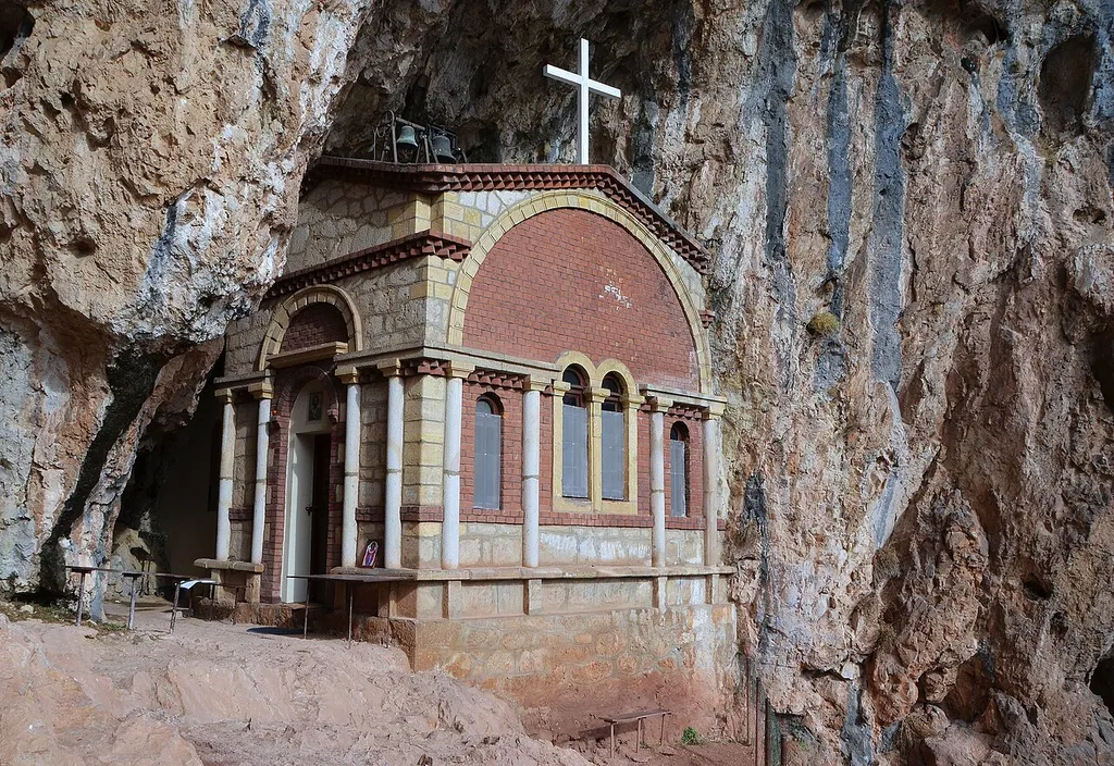 Ове испоснице основали су монаси синаити који су са Синаја преко Свете Горе дошли у Србију и ту подизали себи пећинске насеобине по узору на синајске и светогорске скитове.