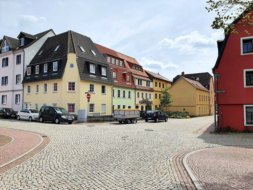 Ansicht der Kreuzung Klosterstraße, Quergasse, Staupitzstraße (Döbeln) mit Wohnhäusern Quergasse 11 und Klosterstraße 22 sowie Rückseiten von Wohnhäusern Klostergäßchen 1 und 2