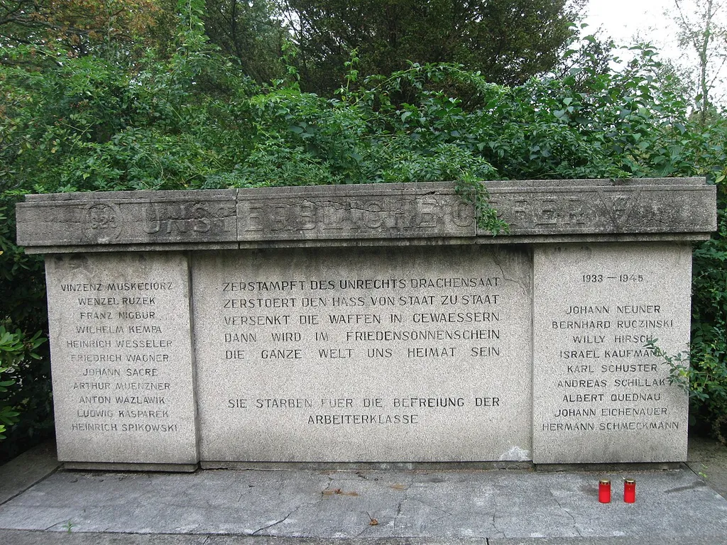 1920 errichtetes und 1947/48 (nach Zerstörung durch die Nationalsozialisten) erneuertes Kapp-Putsch-Denkmal auf dem Friedhof Horst-Süd in Gelsenkirchen, Näheres siehe Informationstext (Tafel des Instituts für Stadtgeschichte)