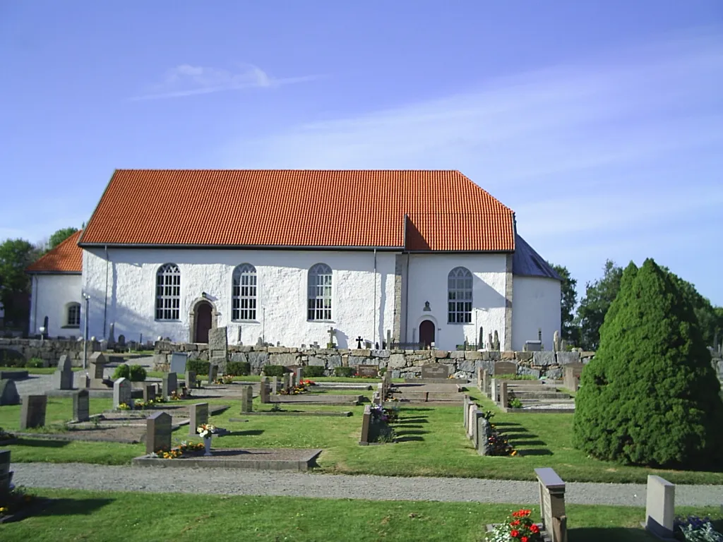 sv:Skee församlings kyrka från 1100-talet. Fotograf:Tubaist