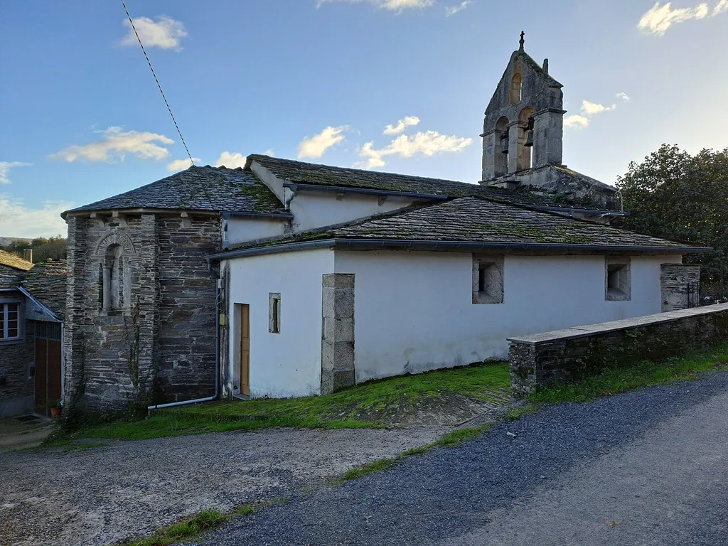 Igrexa de estilo románico, de finais do século XII. Ten nave única cuberta a dúas augas. O frontis posúe unha porta con dobre arco de medio punto, e conserva un retablo barroco.